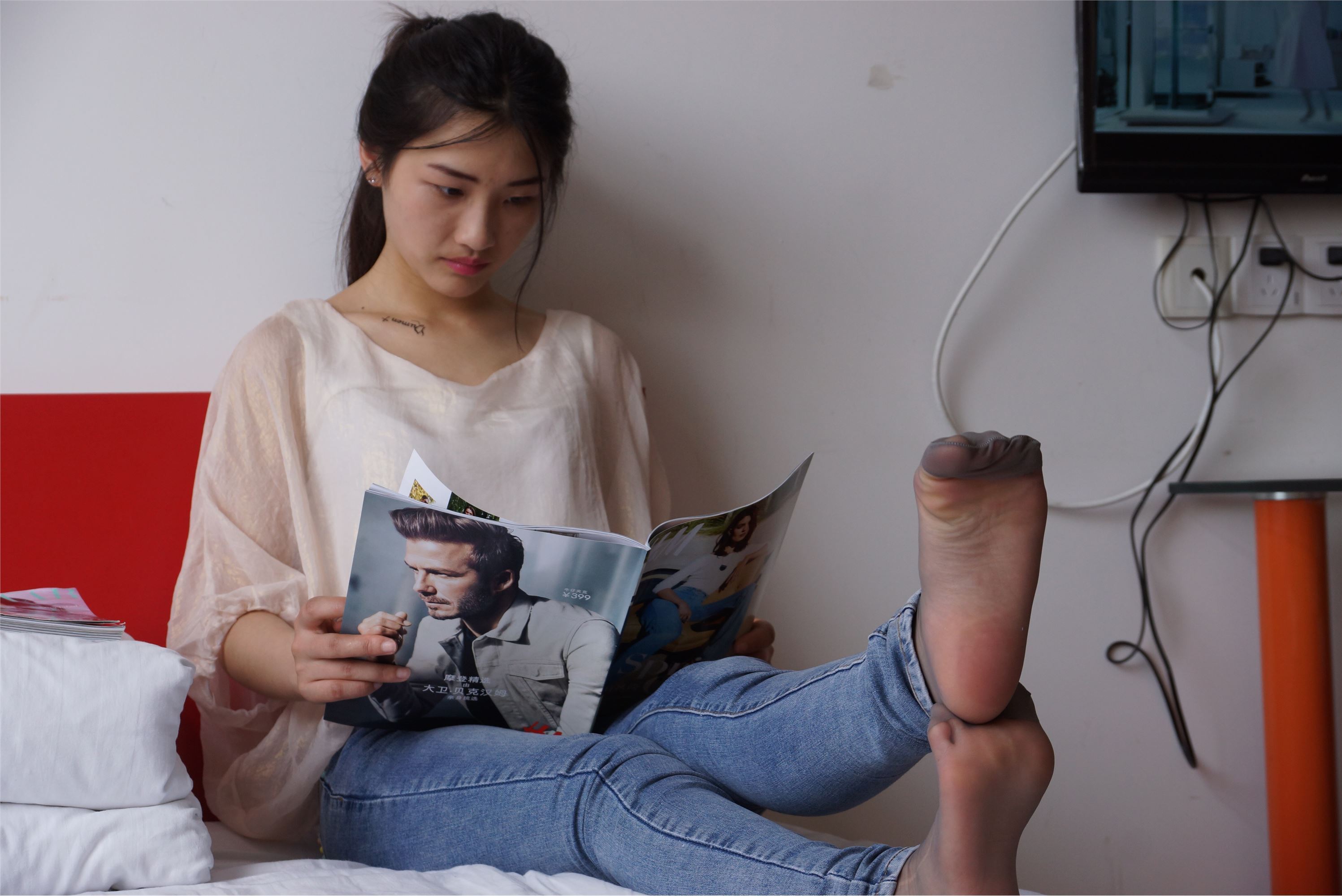 自由摄影 No.005 惬意的周末经典短灰丝陪你看看书